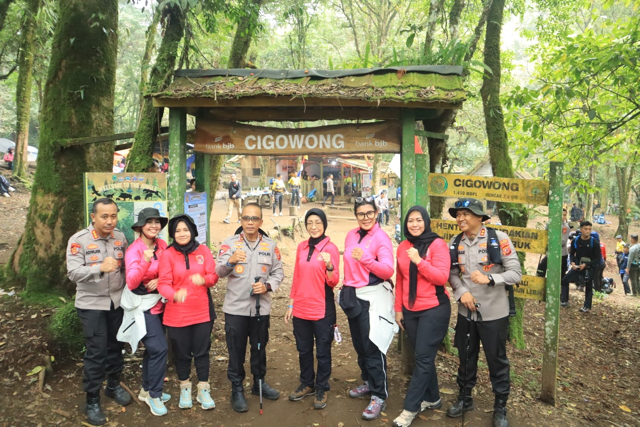 Ibu Kapolda Jabar Jadi Satu-Satunya Ketua Bhayangkari Tembus Puncak Gunung Ciremai