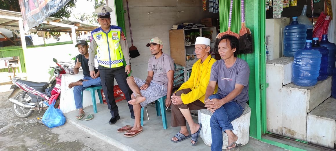 PATROLI KE WARUNG KOPI, POLSEK PENARIK RAYA TITIP PESAN KAMTIBMAS KEPADA WARGA