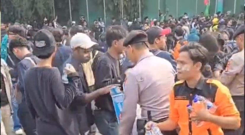 Humanis, Polisi Bagikan Air Pada Massa Aksi Unjuk Rasa di DPR