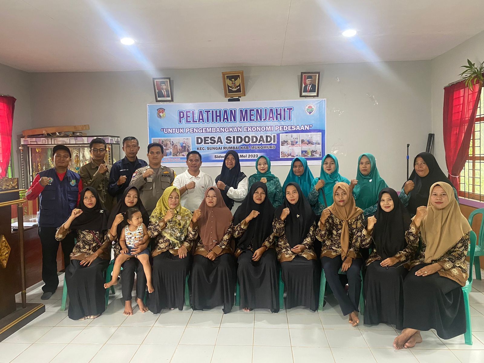 Bhabinkamtibmas Monitoring Pelatihan Menjahit Ibu-Ibu PKK Desa Sidodadi 