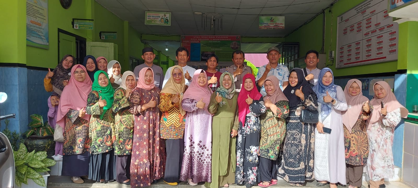 TERTIB, Begitulah yang terlihat saat bhabinkamtibmas menghadiri pengumuman kelulusan Siswa Siswi SMA