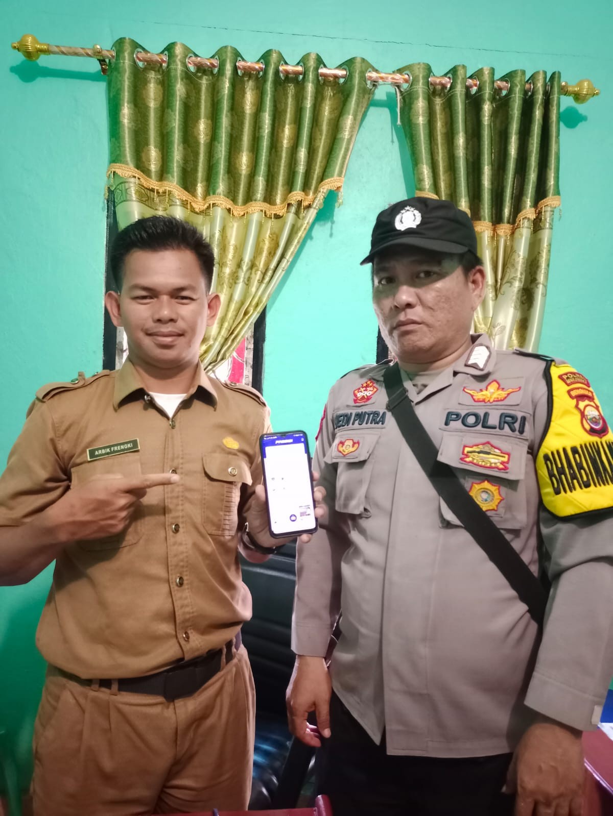 Saat Sambang warganya Bhabinkamtibmas tak lupa mensosialisasikan aplikasi Super App Polri