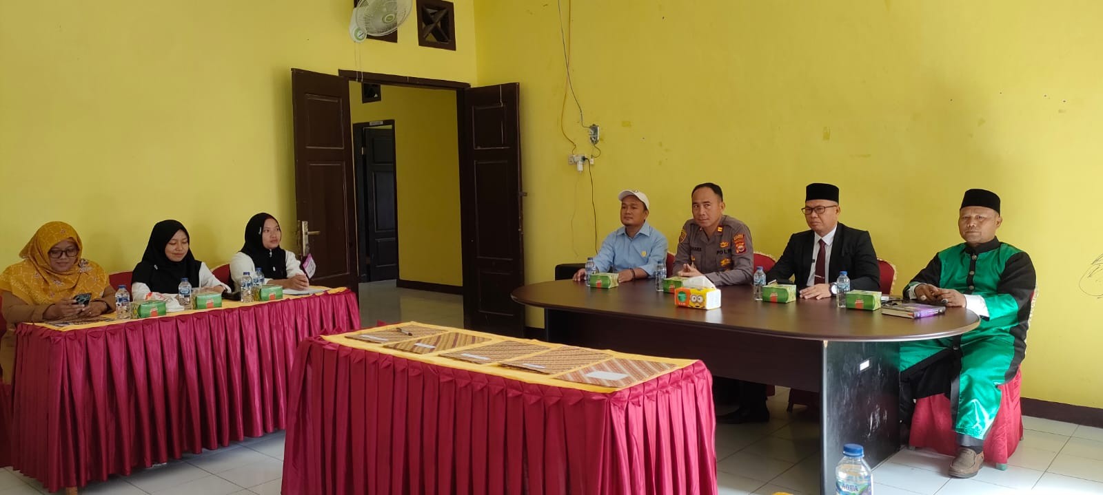 Kapolsek Sungai Rumbai Hadiri Pelantikan PAW Anggota BPD Desa Sumber Makmur Dan Desa Padang Gading