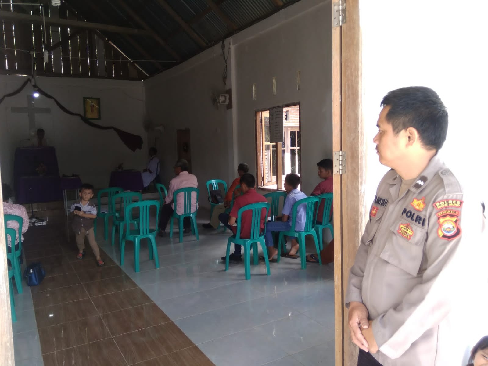 Anggota Polsek Sungai Rumbai Melaksanakan PAM Ibadah Gereja