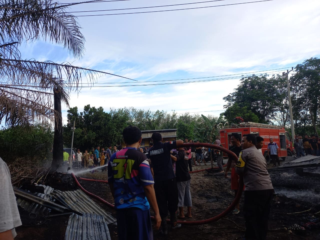 Sigap, Personil Polsek Sungai Rumbai Bantu Padamkan Kebakaran Rumah Warga