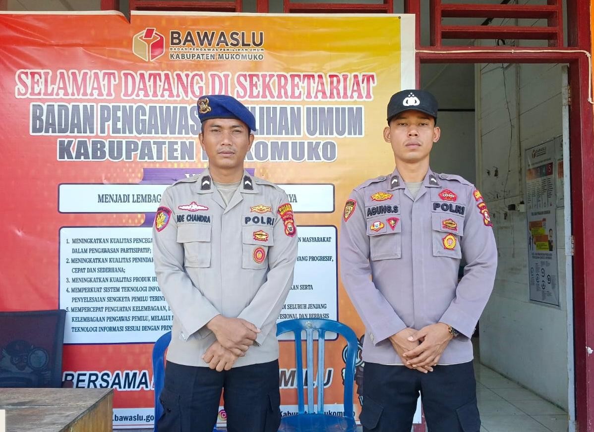 Pasca Pilkada, Personel Polres Mukomuko Cipta Kondisi Dan Tetap Menjaga Keamanan Kantor Bawaslu.