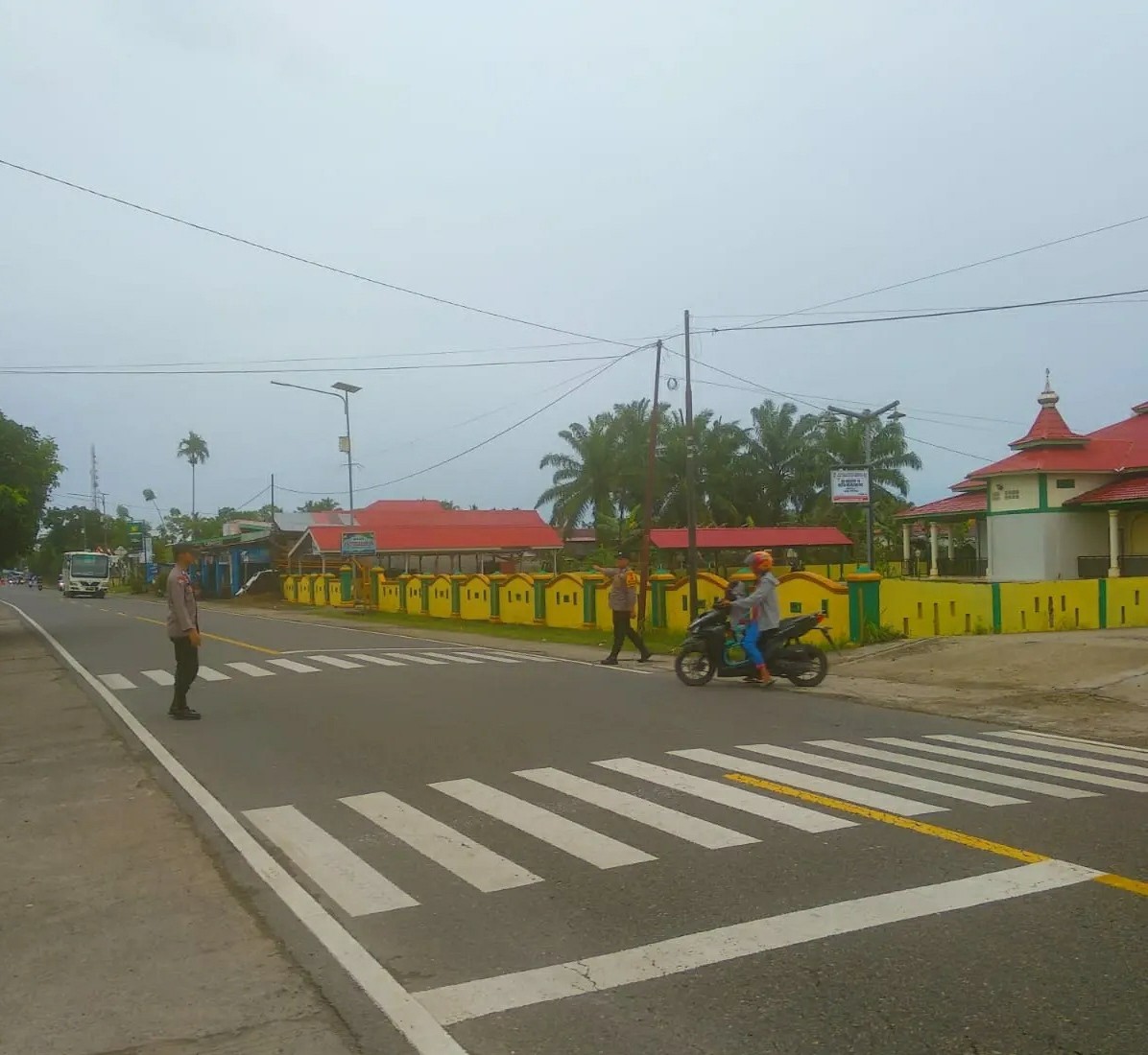 Pengaturan lalu lintas pagi hari, merupakan wujud pelayanan Polsek Mukomuko utara kepada masyarakat