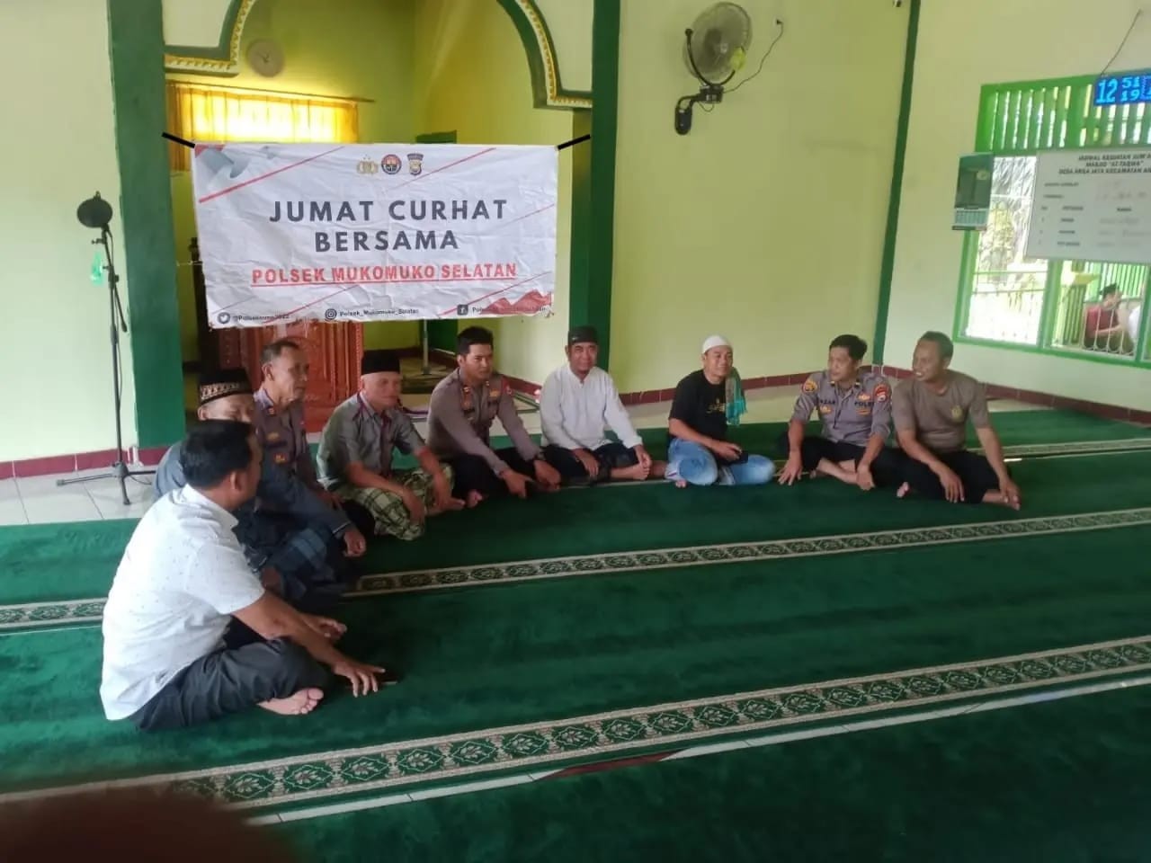 POLSEK MUKOMUKO SELATAN LAKSANAKAN JUMAT CURHAT BERSAMA WARGA DESA ARGA JAYA KECAMATAN AIR RAMI