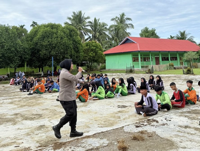 Bhabinkamtibmas Laksanakan Penyuluhan Kenakalan Remaja di Sekolah