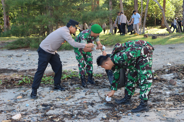 POLRES MUKOMUKO BERSAMA SELURUH ELEMEN MASYARAKAT BERSIH BERSIH SAMPAH DI PANTAI PANDAN WANGI.