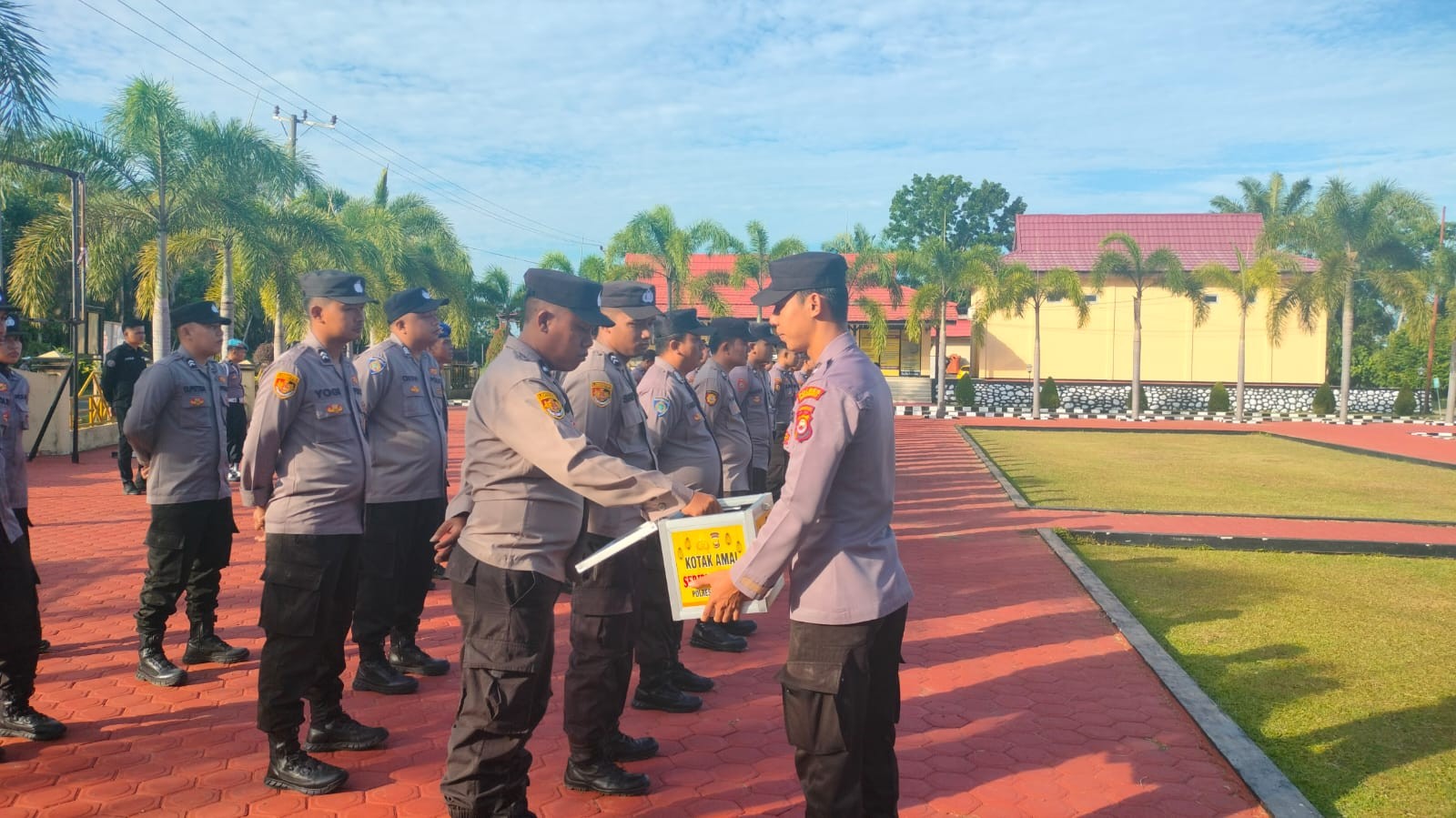 PERSONEL POLRES MUKOMUKO, SISIHKAN REZEKI UNTUK SENIN SEDEKAH