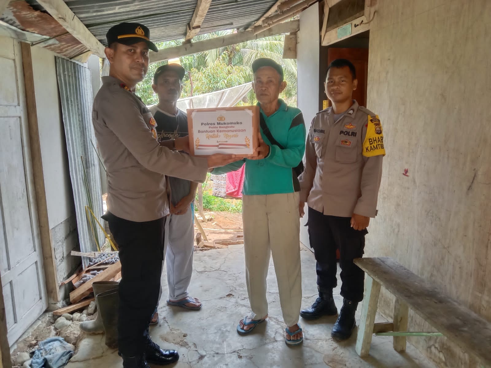 MASYARAKAT KEC. TERAS TERUNJAM TERIMA BANTUAN SOSIAL DARI POLRES MUKOMUKO