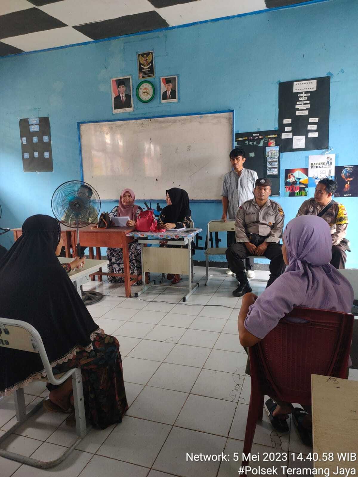 personil Polsek Teramang Jaya melakukan pengamanan kelulusan SMA,SMK.