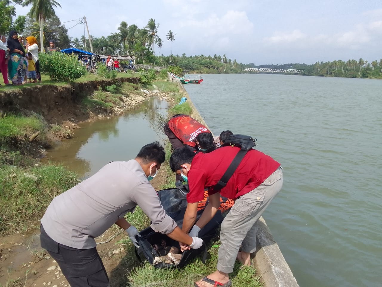 Ditemukan Mengapung Di Sungai, Polsek Mukomuko Selatan Evakuasi Mayat Seorang Pria