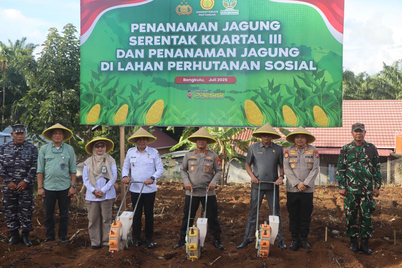 Kapolda Bengkulu Melaksanakan Penanaman Jagung Serentak Kuartal III di Kecamatan Pondok Kelapa, Beng