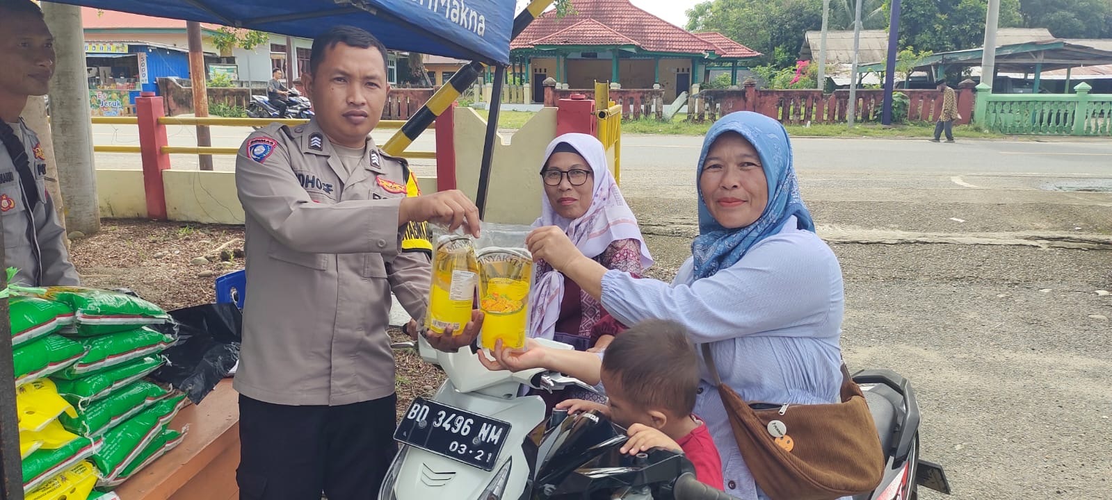 Polsek Ipuh Polres Mukomuko Gelar Gerakan Pasar Murah di Halaman Mako