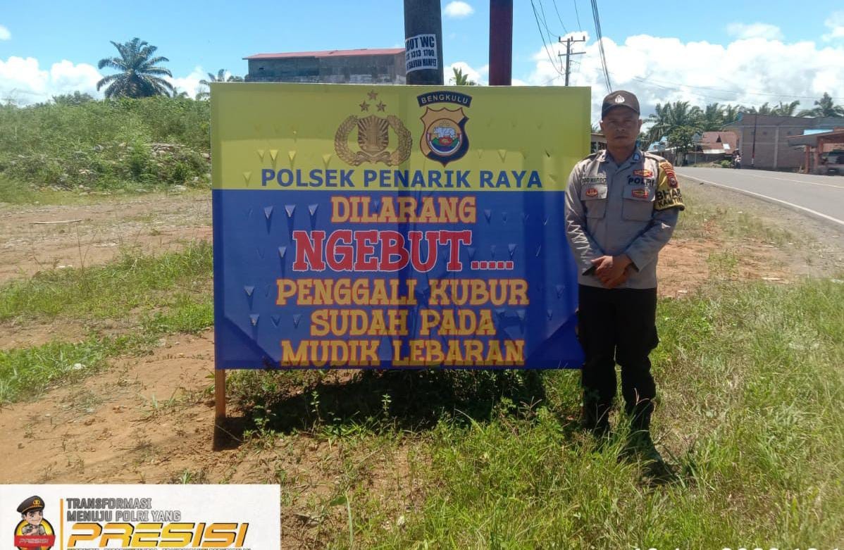 DILARANG NGEBUT PENGGALI KUBUR SUDAH PADA MUDIK LEBARAN , spanduk himbauan Polsek Penarik Raya