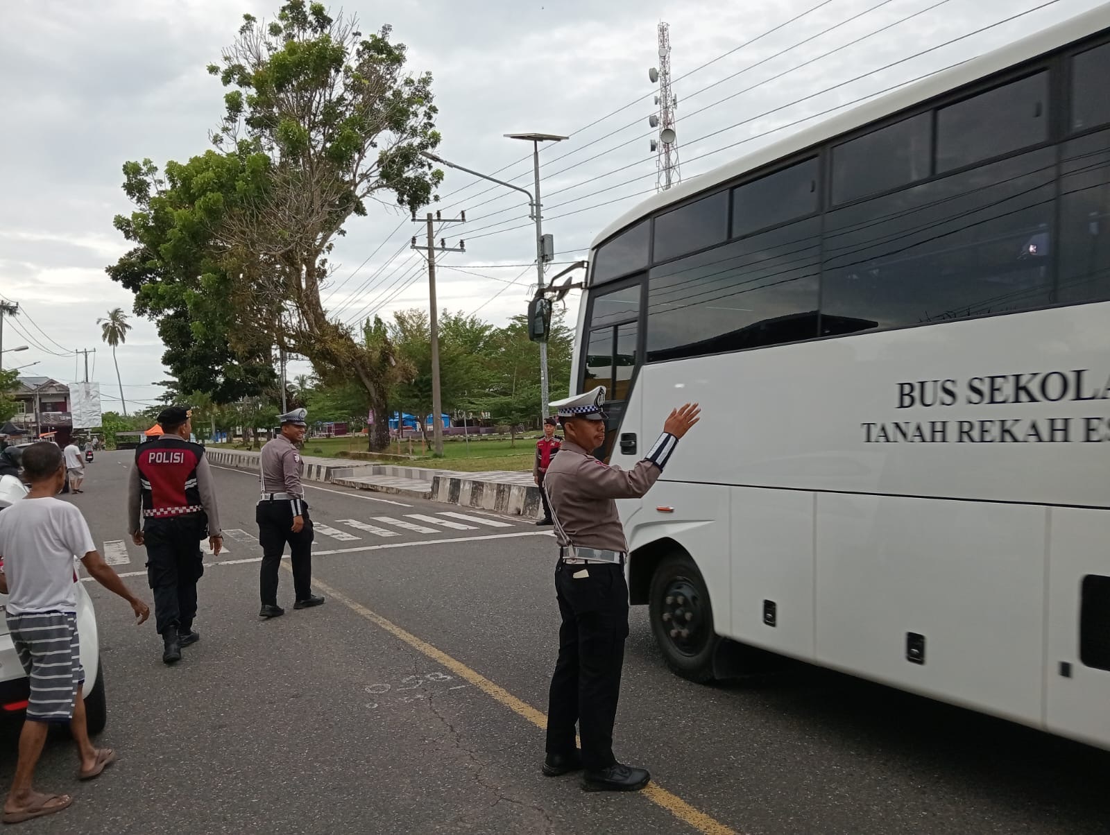 Personil Polres Mukomuko dan Jajarannya Gatur Pagi Sebagai Bentuk Pelayanan Terhadap Masyarakat.