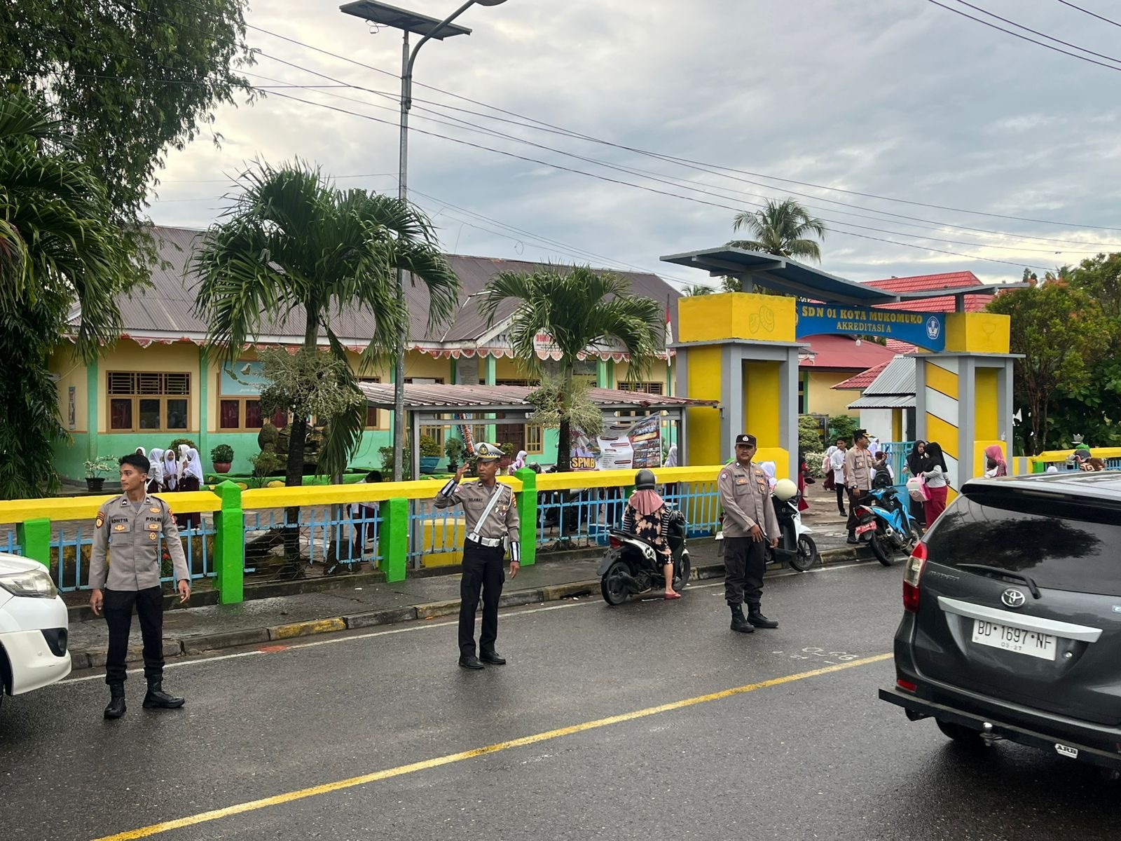 Polres Mukomuko dan Jajaranya Maksimalkan Pengaturan Lalu Lintas Pagi Pasca Libur Sekolah.