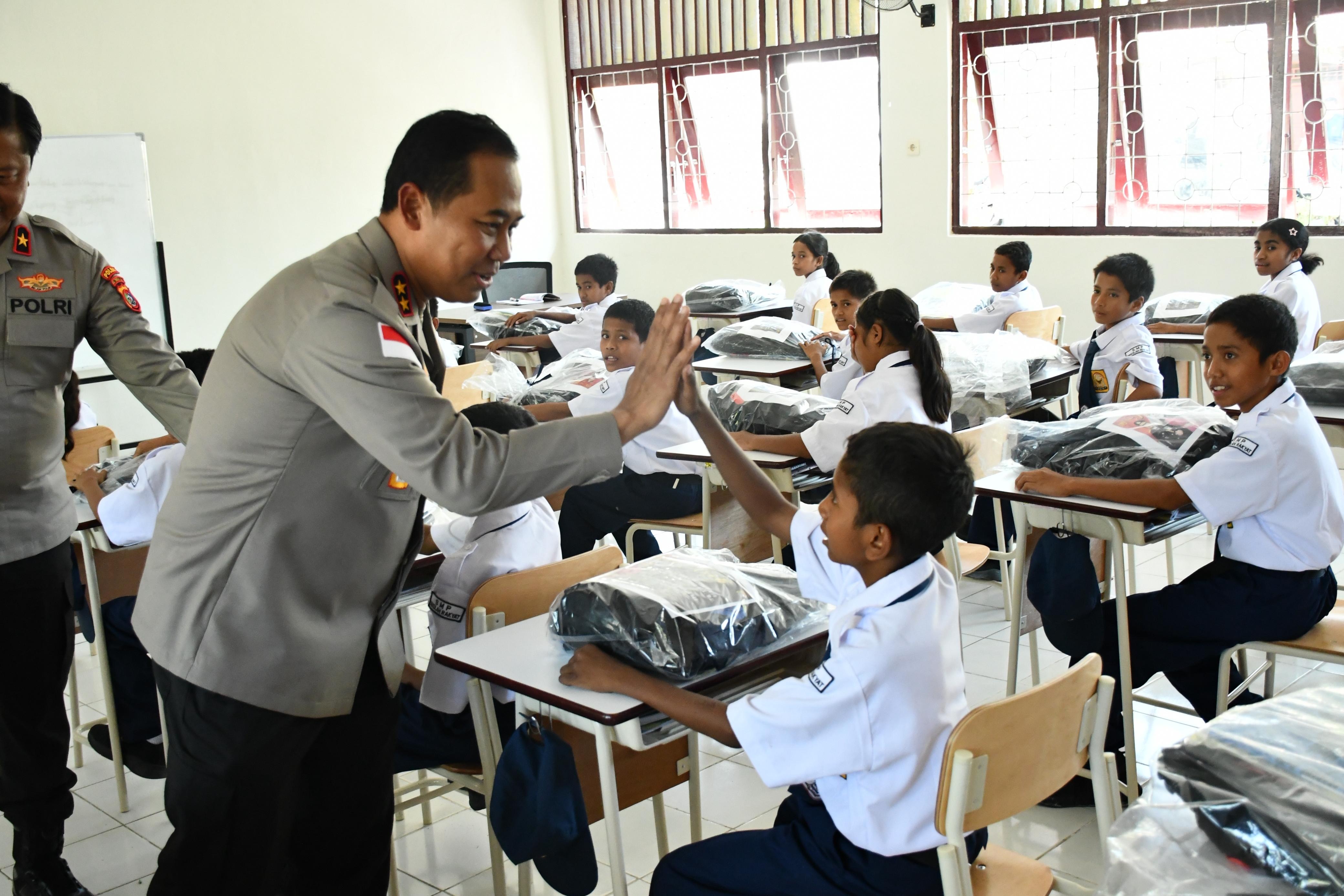 Kapolda NTT Nyalakan Semangat Belajar 100 Siswa SRM 19 Naibonat, Wujudkan Visi Prabowo untuk Pendidi