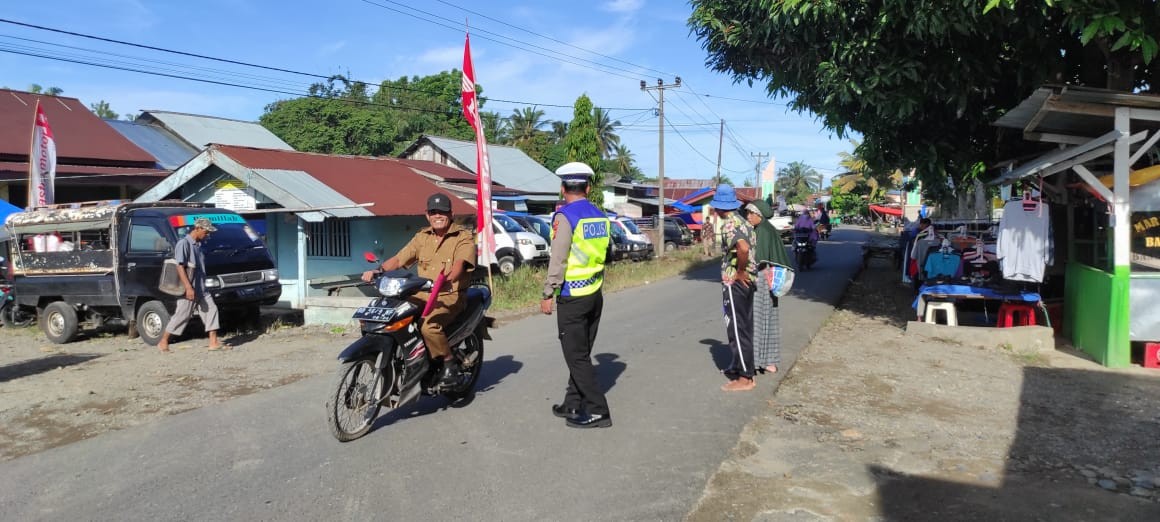 Antisipasi Kemacetan, Polsek Penarik Raya Gatur Lalin Di Jalan Pasar Selasa