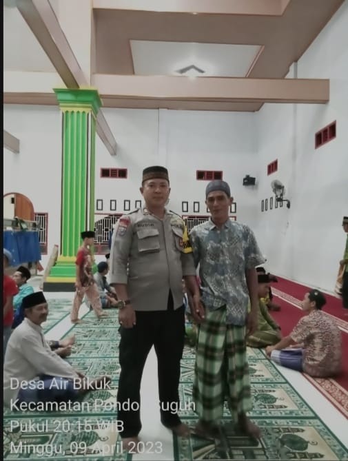 TINGKATKAN KEAMANAN DAN KENYAMANAN SAAT BERIBADAH,BHABINKAMTIBMAS MELAKSANAKAN PENGAMANAN DAN SOLAT