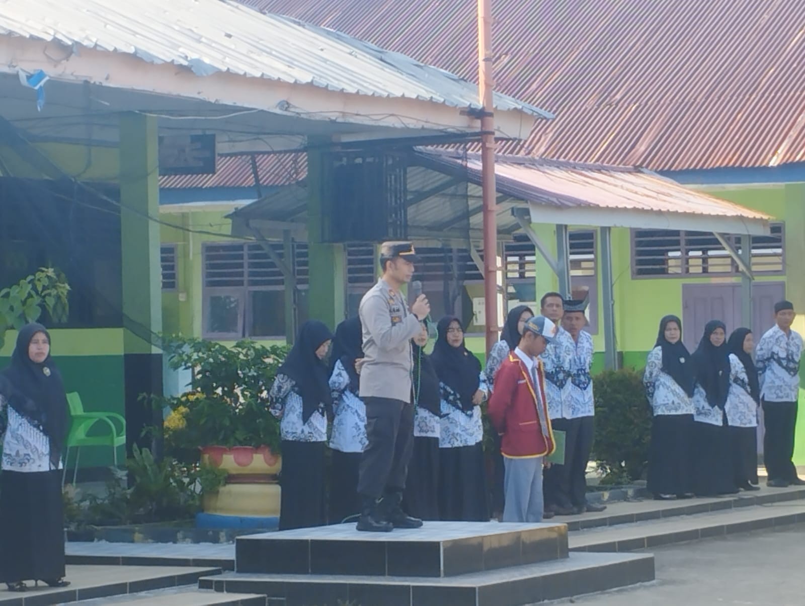 Kasat Binmas Menjadi Pembina Upacara Di SMA N 1 Mukomuko