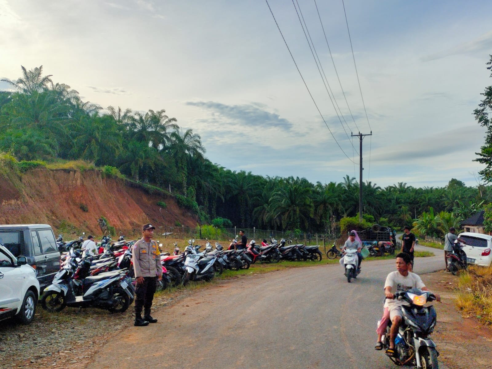Personil Polsek Teras Terunjam melaksanakan Commander Wish