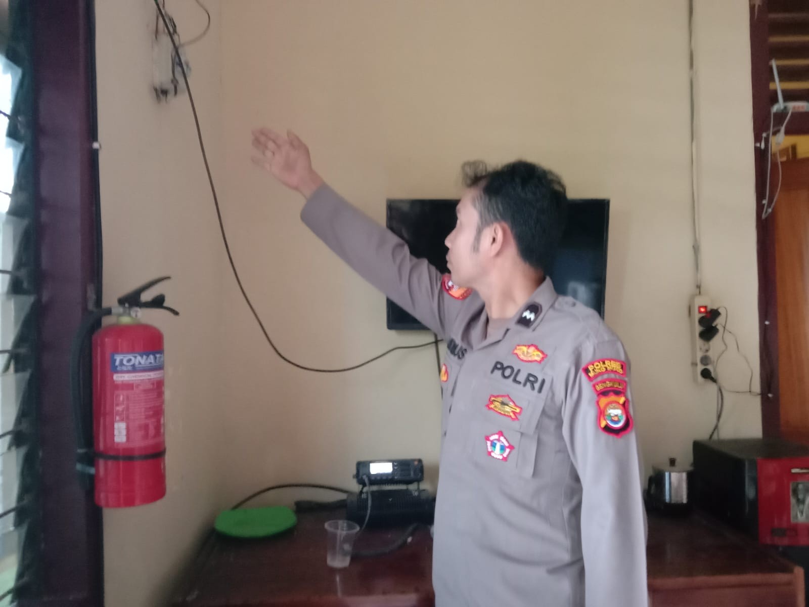 Pengecekan Instalasi dan Kwh Listrik Oleh Personil Polsek Teras Terunjam