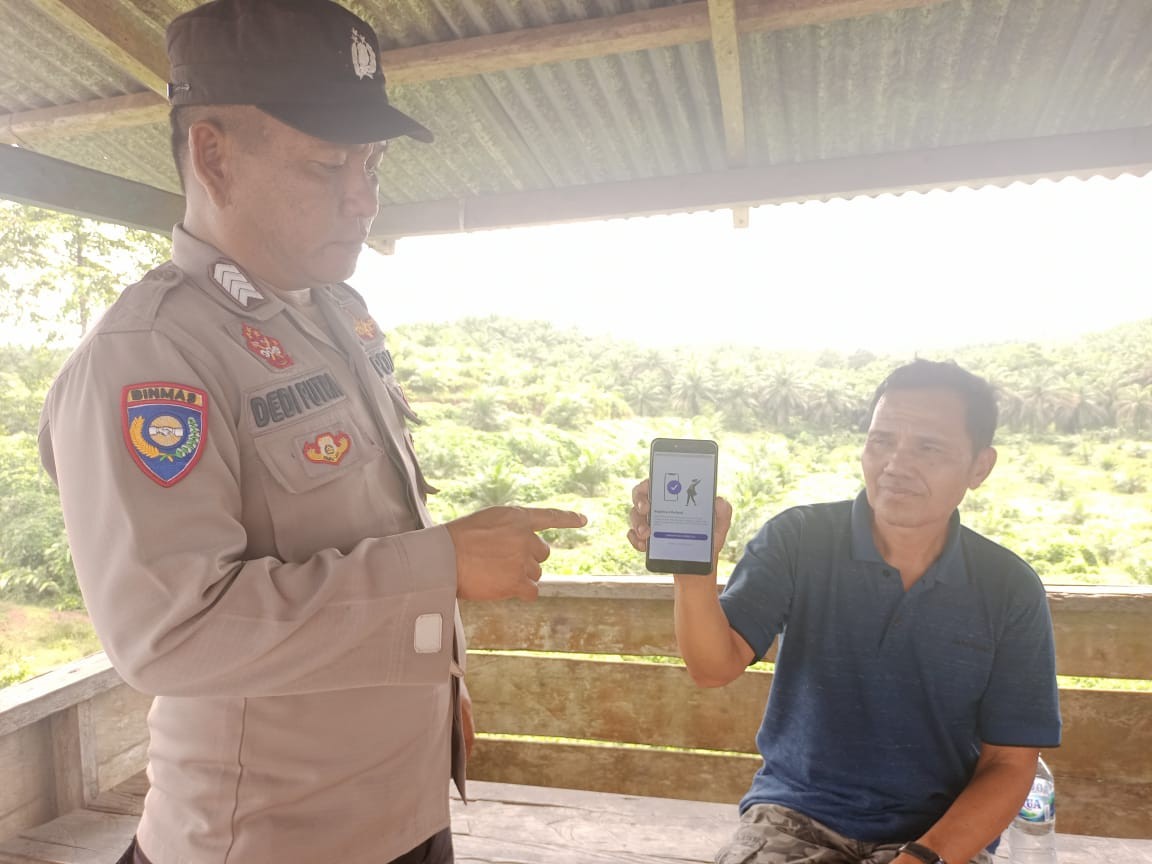 Ajak masyarakat download apkikasi Super APP Polri, Bhabinkamtibmas jelaskan kegunaanya
