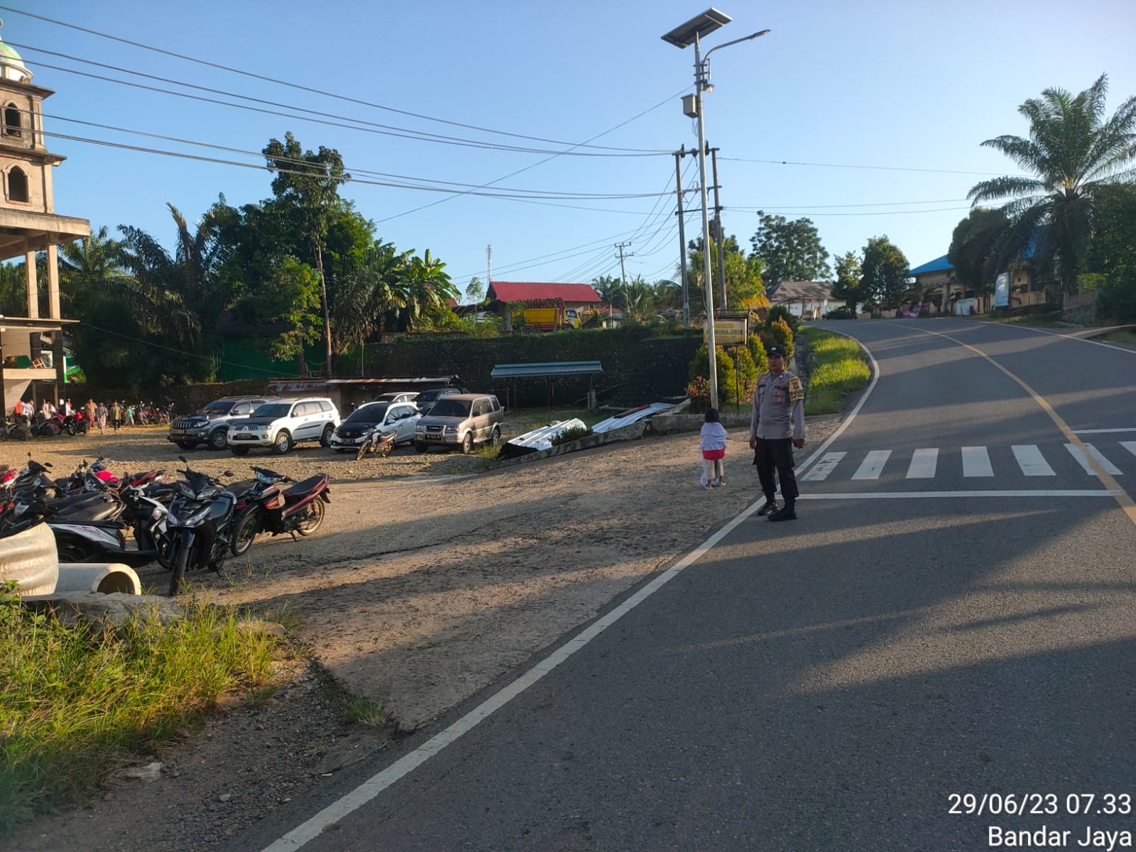 Personil Polsek Teramang Jaya Laksanakan Pengamanan Sholat idul Adha