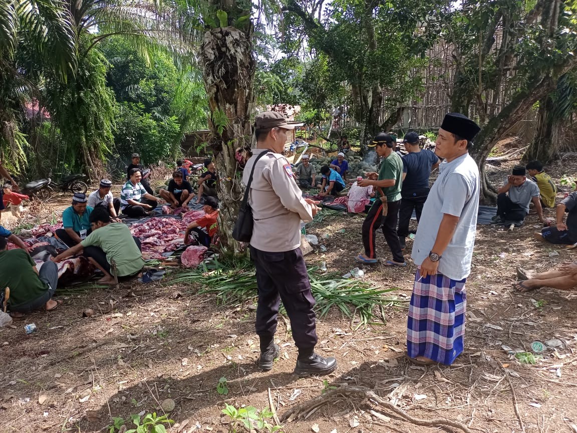 Bhabinkamtibmas Laksanakan Pengamanan Pemotongan Hewan Kurban