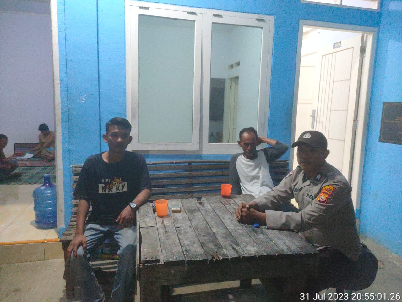 Sambang warga binaan dimalam hari bhabinkamtibmas sampaikan himbauan tentang harkamtibmas