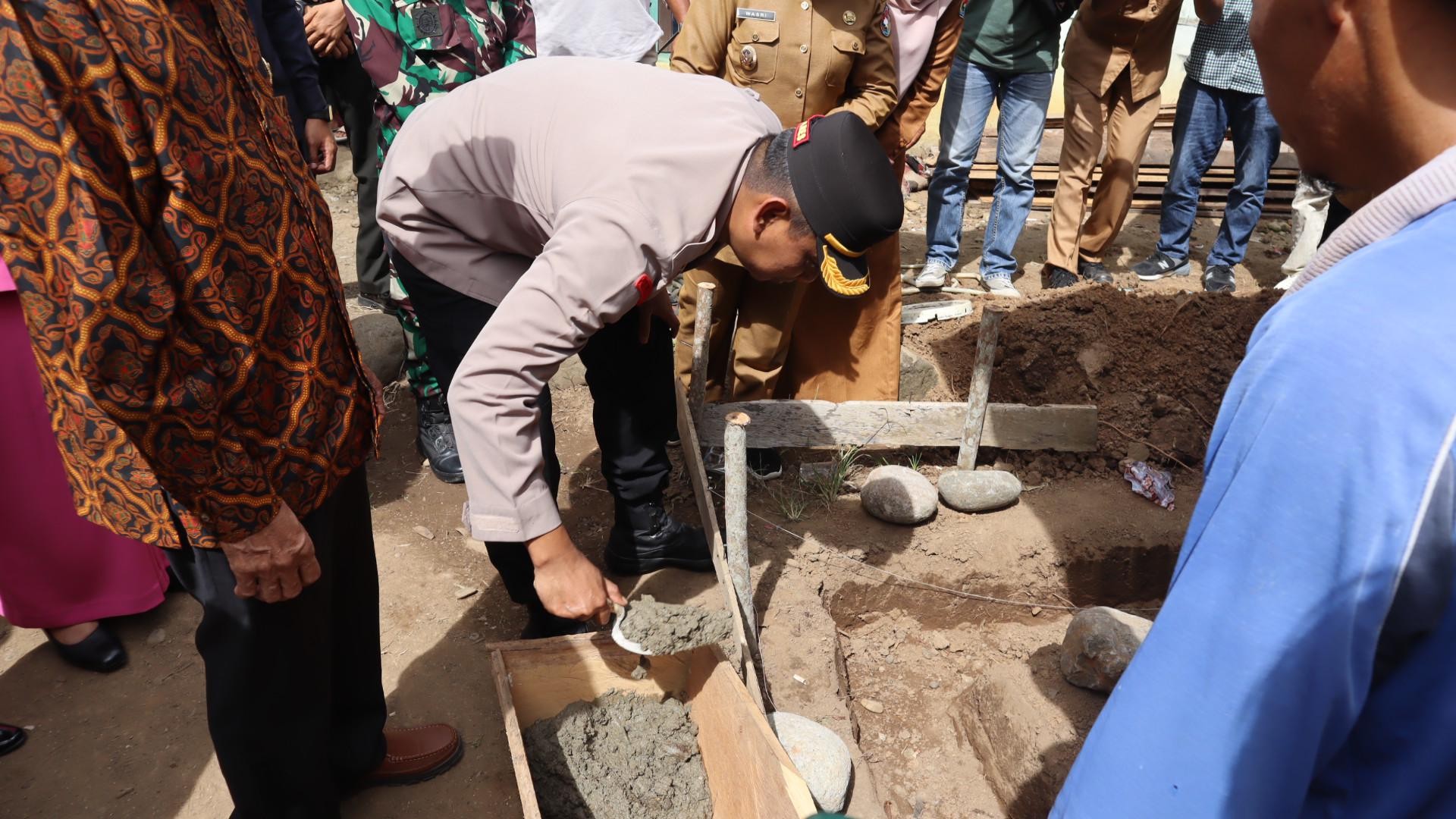 Kapolres Mukomuko Pimpin langsung Pelaksanaan Peletakan Batu Pertama Program Bedah Rumah.