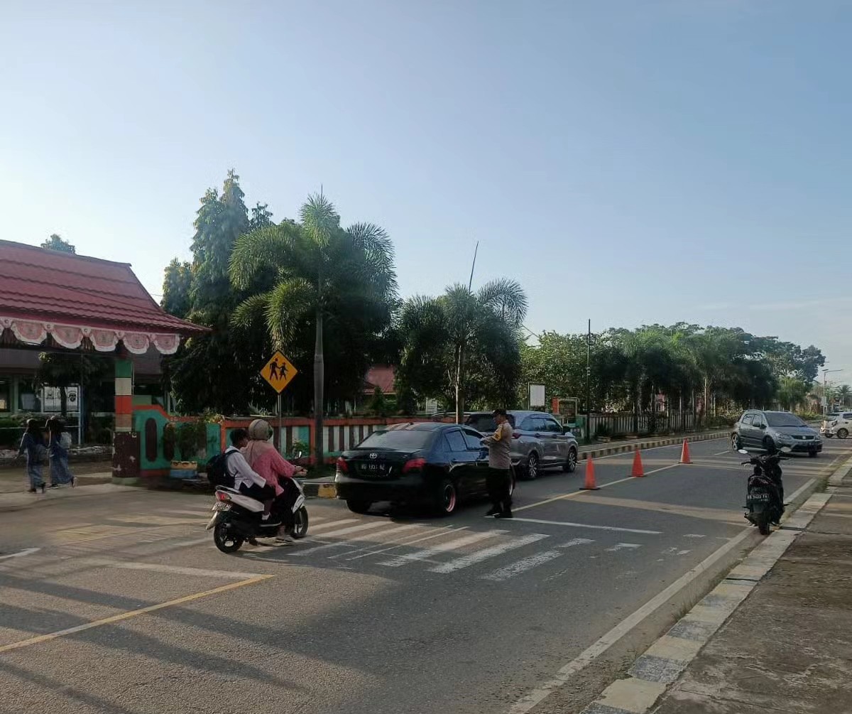 Personil Piket Polsek Mukomuko Utara Melaksanakan commander wish di depan SMA N 01 mukomuko