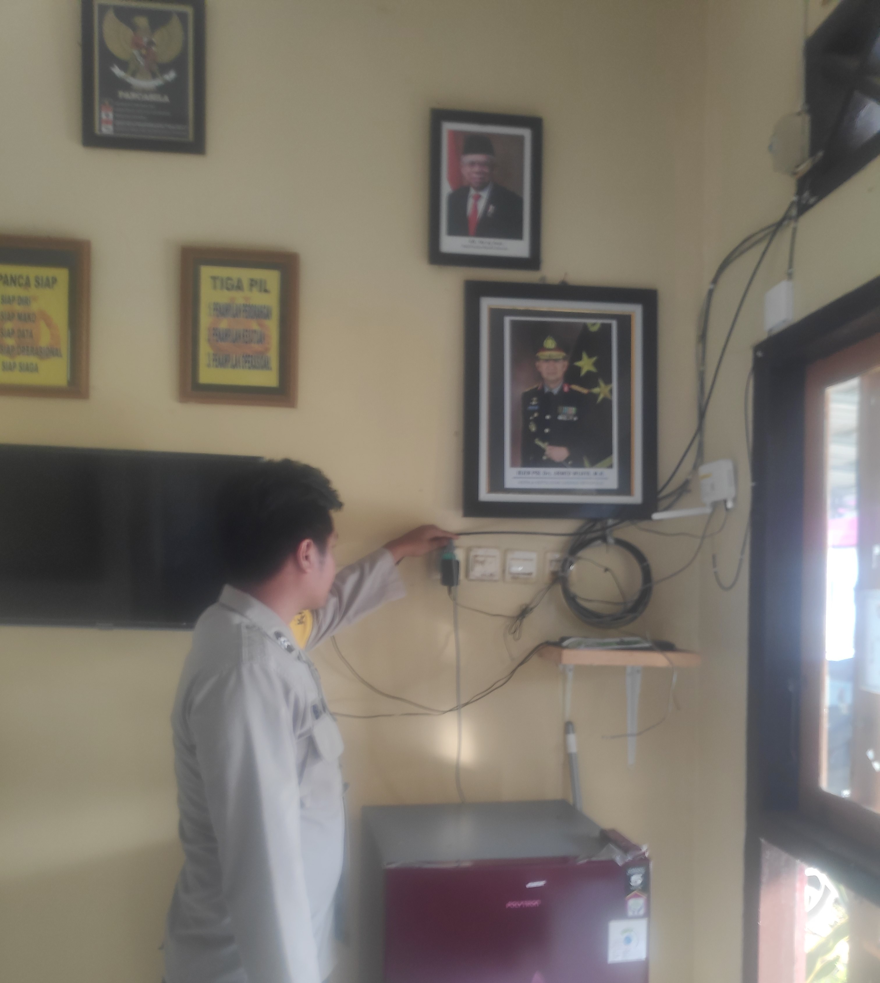 Personil piket polsek mukomumo utara cek instalasi listrik mako polsek cegah korsleting listrik
