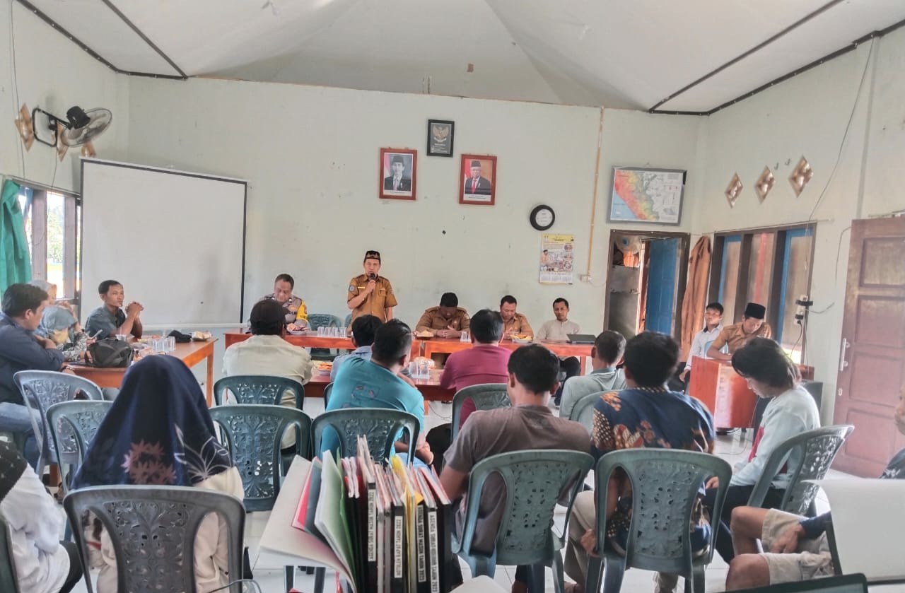 Bhabinkamtibmas Polsek Mukomuko Utara menghadiri Rapat pembentukan TPK desa Rawa Bangun