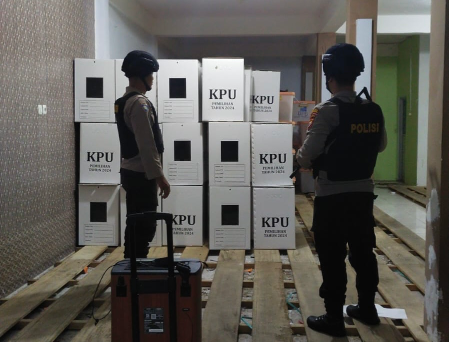 Selalu Tingkatkan Pengamanan Logistik di Gudang KPU Mukomuko Polres Mukomuko Pastikan Situasi Aman 