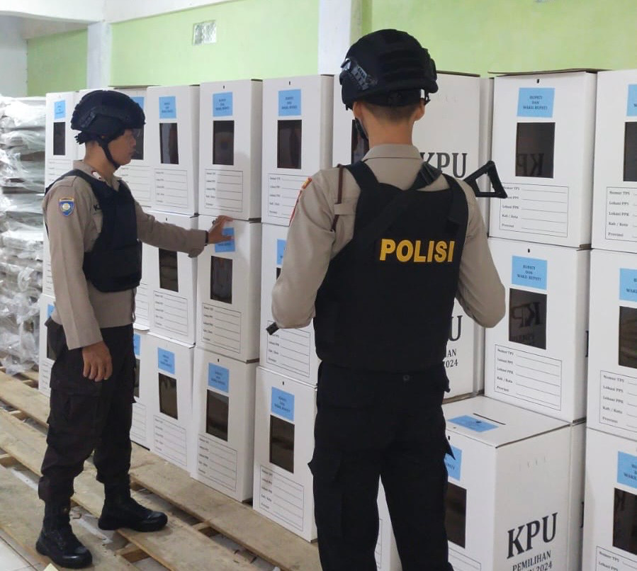Polres Mukomuko Terus Perketat Pam Di Gudang Logistik KPU kabupaten Mukomuko.