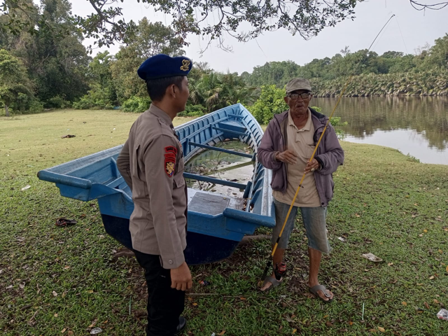 Sat Polair Polres Mukomuko Sambangi Warga Pesisir, Sampaikan Imbauan Pilkada Damai dan Waspada Hoaks