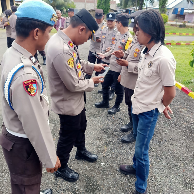 Implementasi Asta Cita Presiden RI, Kapolsek Pondok Suguh Cek handphone Personel