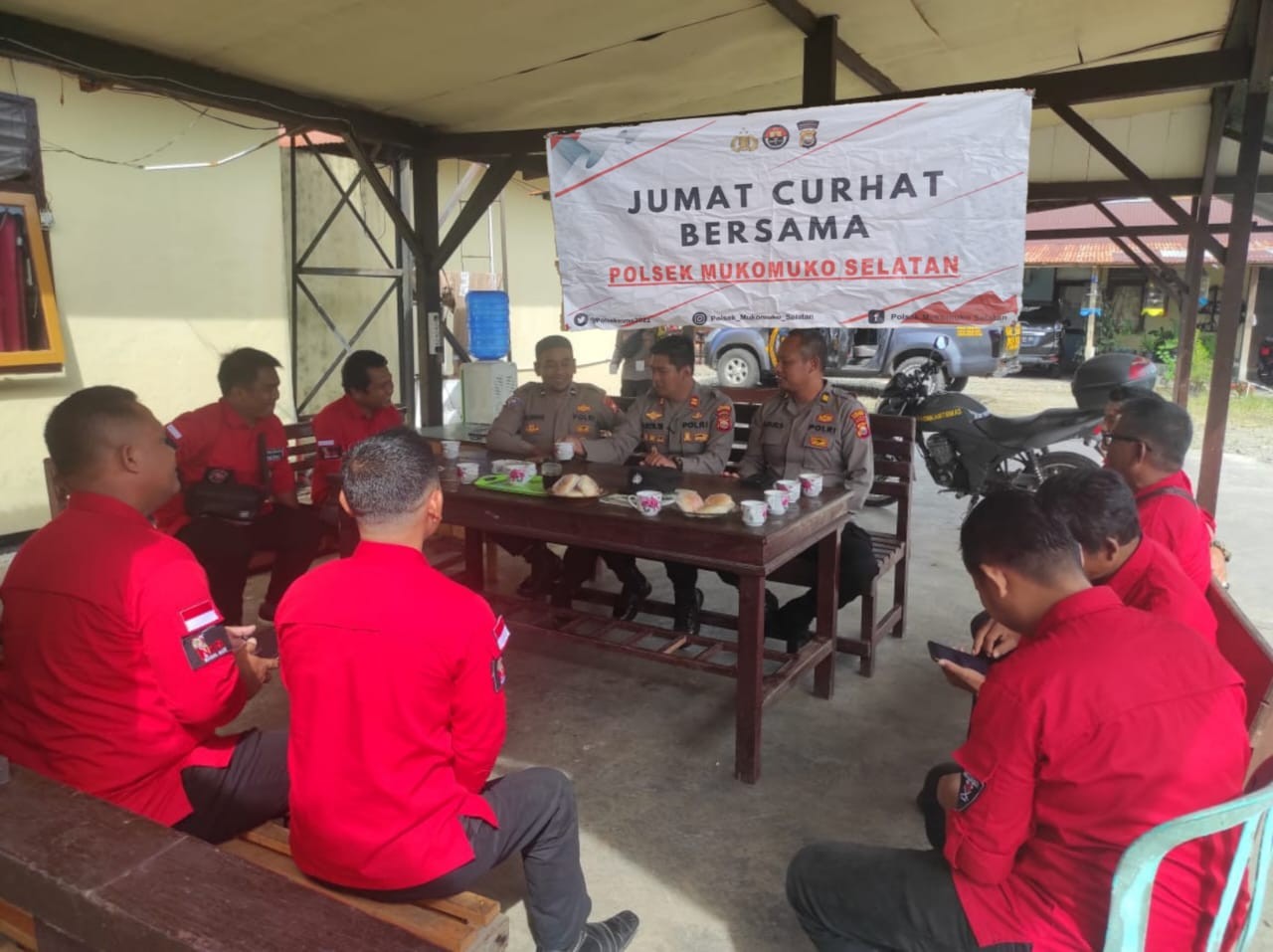 JUMAT CURHAT POLSEK MUKOMUKO SELATAN BERSAMA ORGANISASI PAC PEMUDA BATAK BERSATU IPUH