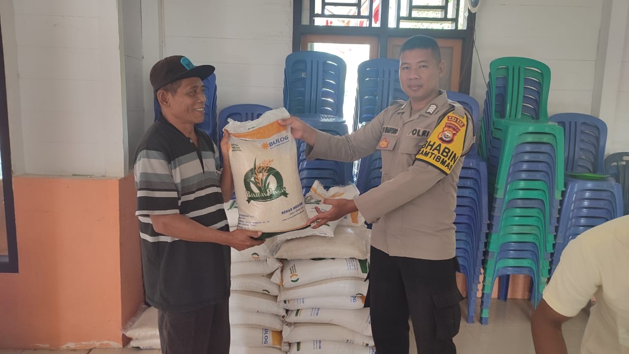 BHABINKAMTIBMAS POLSEK LUBUK MONITORING PENYALURAN BERAS BULOG WILAYAH KEC. AIR MANJUTO