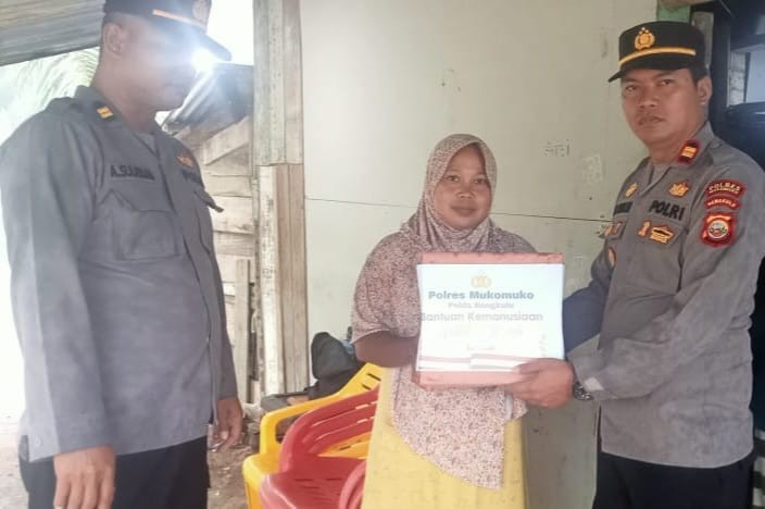 POLRES  MUKOMUKO  BERIKAN BANTUAN KEMANUSIAAN BERUPA SEMBAKO KEPADA WARGA YANG KURANG MAMPU 
