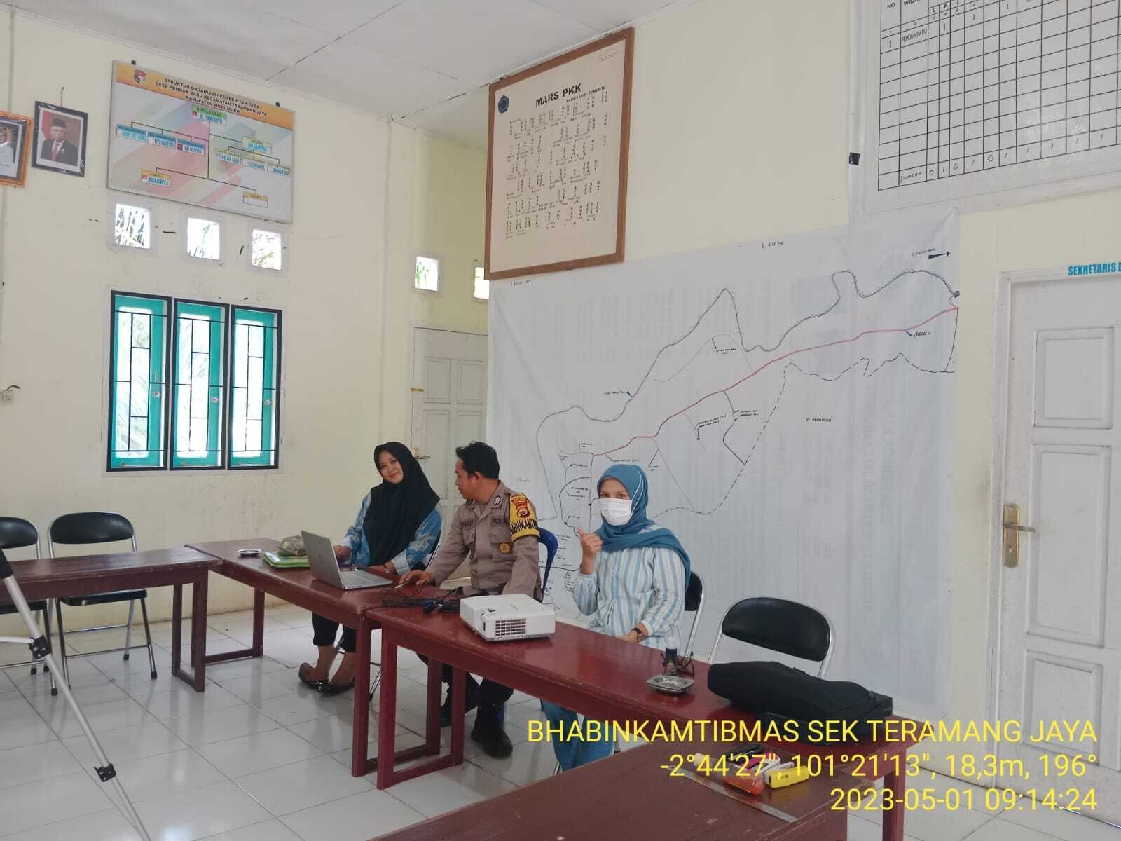Sambangi Kantor Desa, Bhabinkamtibmas Ajak Perangkat Menjaga situasi kabtibmas yang kondusif
