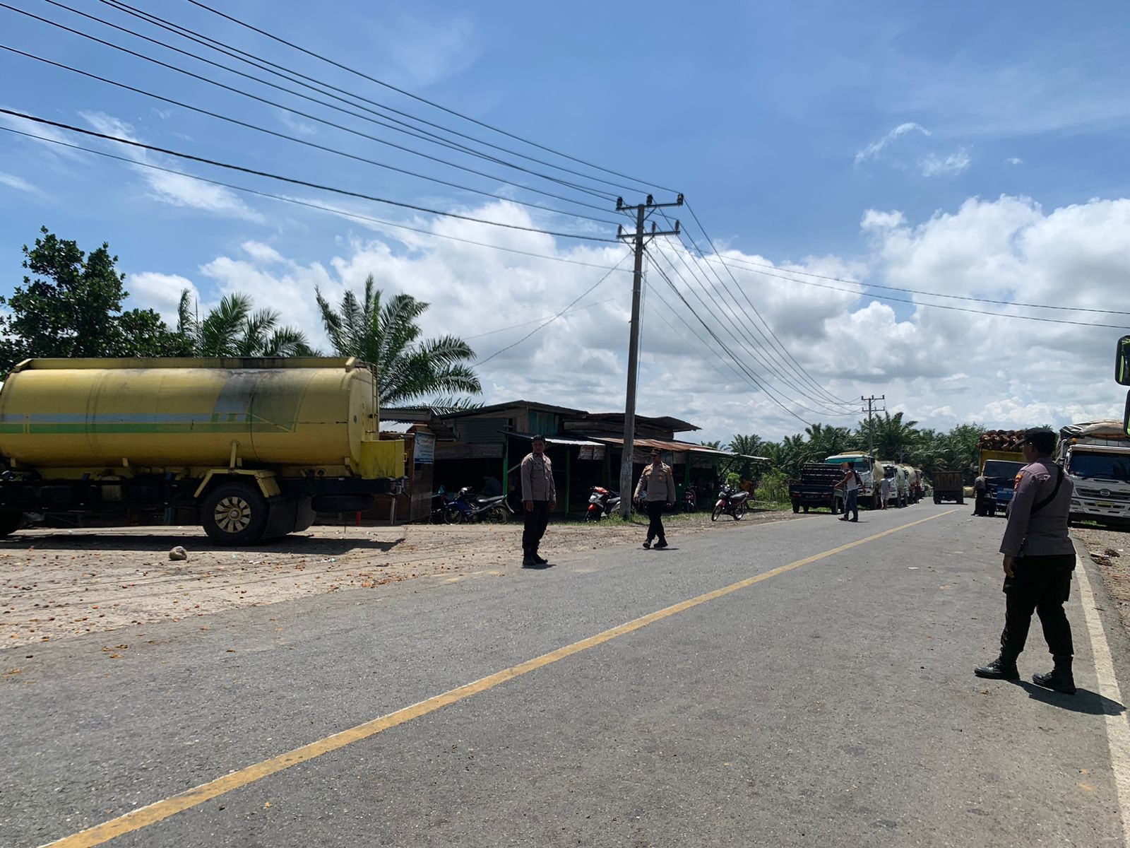 Kapolsek teramang jaya beserta anggota melakukan pengaturan di depan pintu masuk PT.KAS